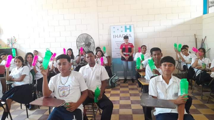 IHADFA lleva Programa de Prevención al instituto Triunfo de la Cruz, en Tela